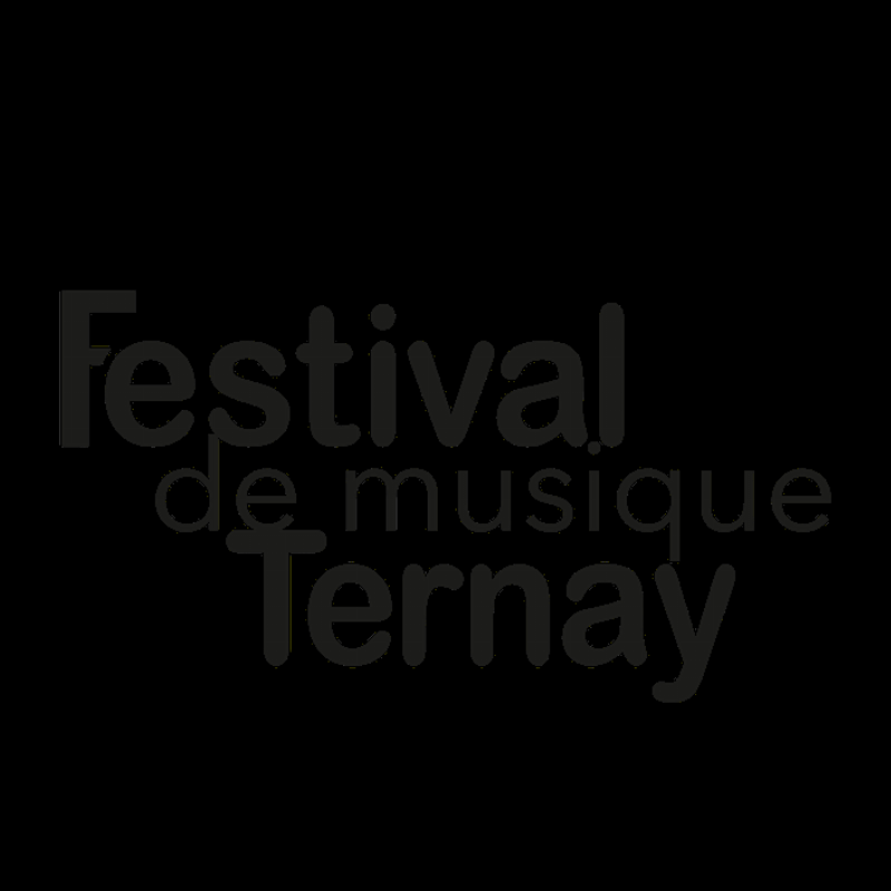 Un chef d’orchestre dirigeant un orchestre symphonique interprétant une pièce de Ravel, illustrant le point culture musique classique et sa richesse orchestrale